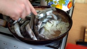 Тушёная мойва с луком!
