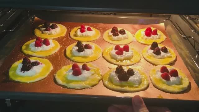 Творожно-ягодные слойки - вкусное сочетание хрустящего теста, сладкого творога и кислинки ягод