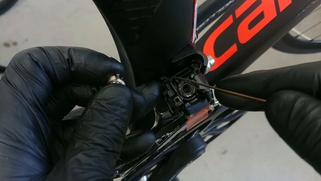 Don't Forget To Stick The Plate. Shimano FD-R8000 Front Derailleur Installation / Adjustment. смотреть онлайн