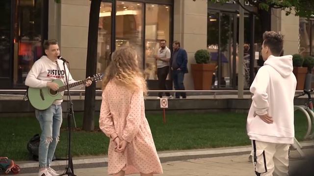 Гитарист притворился новичком и удивил уличных музыкантов смотреть онлайн