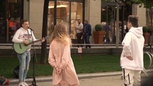 Гитарист притворился новичком и удивил уличных музыкантов