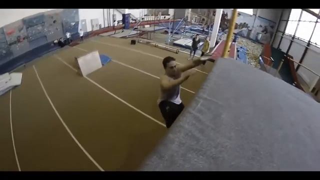 Заднее сальто с пяток (Parkour Tricks) смотреть онлайн