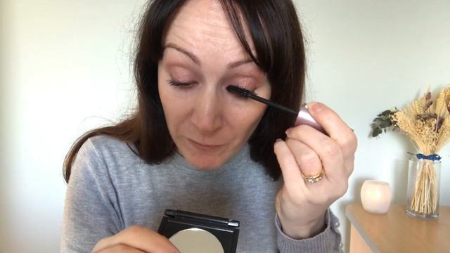 APPLY MASCARA EASILY By A PRO MAYBELLINE LASH SENSATIONAL