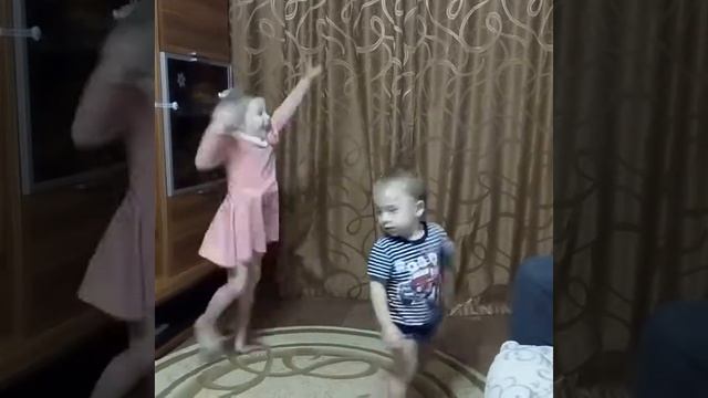 Вероника 4г. и Серафим 1,8г. танцуют под песню Белые снежинки. смотреть онлайн