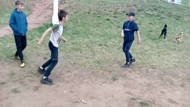 Кусает за палец, потому что красавец смотреть онлайн