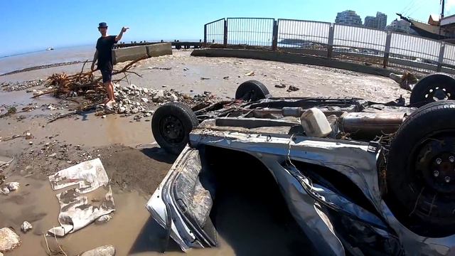 Ещё один УТОНУВШИЙ автомобиль, снесённый ялтинским наводнением. Потоп в Ялте смотреть онлайн