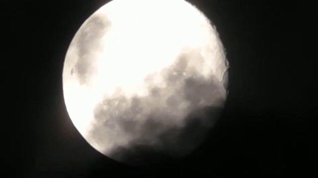 Panasonic HC V770 Зум Луна через Облака смотреть онлайн