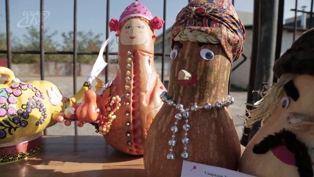 На станции юных натуралистов выбирают лучшие поделки из тыквы смотреть онлайн