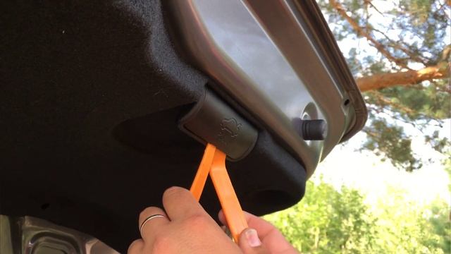 Kia Rio 3/Снятие обшивки багажника на Киа Рио 3.