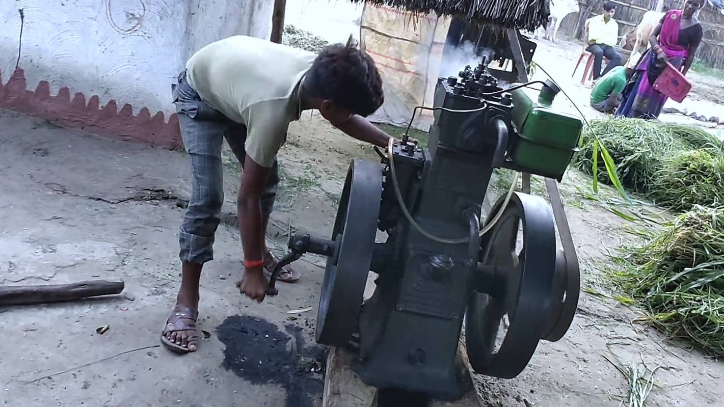 Умелый индус запускает 12-ти сильный дизельный двигатель 1952 года. смотреть онлайн