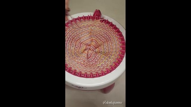 Вяжем шарф на детской вязальной машине смотреть онлайн