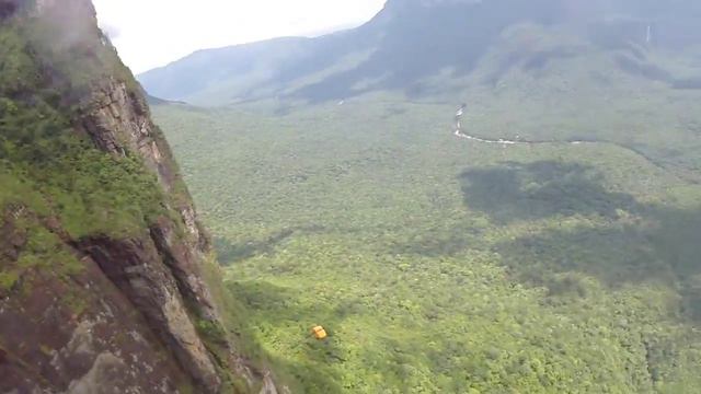 Пятеро русских парней прыгают со скалы возле водопада смотреть онлайн