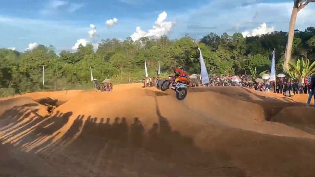 Highlight Kelas Special Engine,Taufik Akbar (19) bungkam mantan Pembalap Nasional H.Arga (17) смотреть онлайн