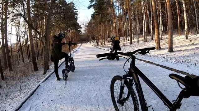 На электросамокате ЗИМОЙ. Kugoo G Booster, xiaomi, Франкенштейн. Шипованная покрышка! + Велосипед. смотреть онлайн
