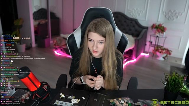ГАЕЧКА СОБИРАЕТ ЛЕГО смотреть онлайн