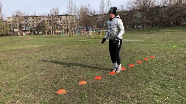 СКОРОСТЬ НОГ / ТОП 10 Упражнений на Координацию и Скорость (вместо координационной лестницы - фишки смотреть онлайн