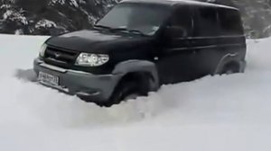 Уаз Патриот прёт по снегу, отличная проходимость!