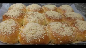 Сдобные домашние булочки с начинкой. Булочки Милашки с конфетами коровка. Булочки с посыпкой.