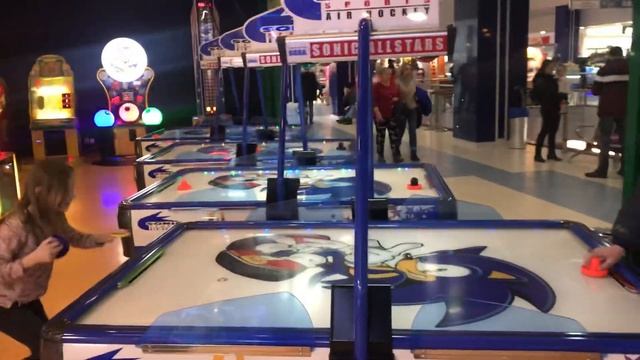 Игра с папой в аэрохоккей смотреть онлайн