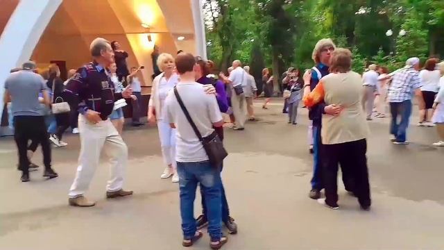 БЕЛЫЕ,БЕЛЫЕ,БЕЛЫЕ РОЗЫ В ОСЕННЕМ САДУ смотреть онлайн