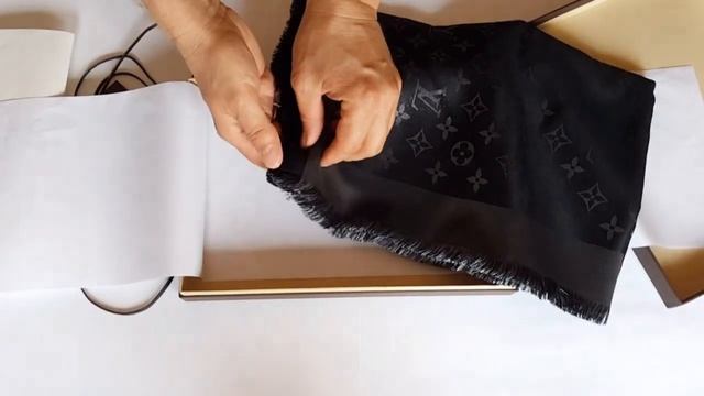 Распаковка оригинальной шали Louis Vuitton смотреть онлайн