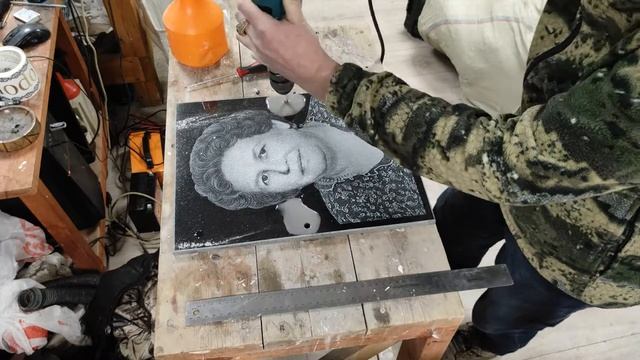 Сверление отверстий каменной плитке Габбро Портрет на мемориал смотреть онлайн