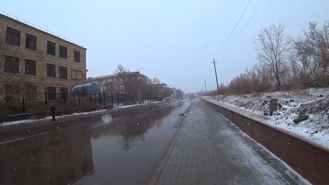 Город Балхаш (Балқаш) | улица Алии Молдагуловой (Әлия Молдағұлова) от Ленина весной 2021 года смотреть онлайн