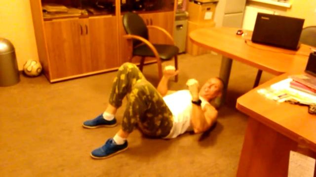 Качаем спину и руки там, где есть стол!!! Горизонтальные подтягивания. смотреть онлайн