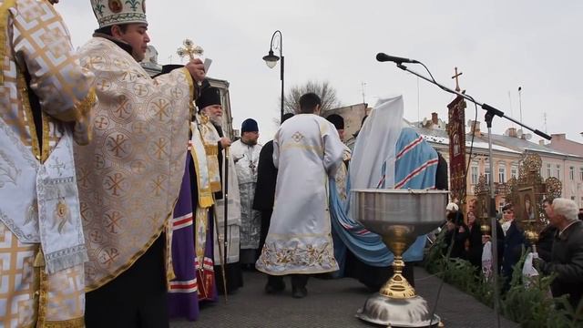 Освячення води на площі Пресвятої Марії в Чернівцях (19.01.2016) смотреть онлайн