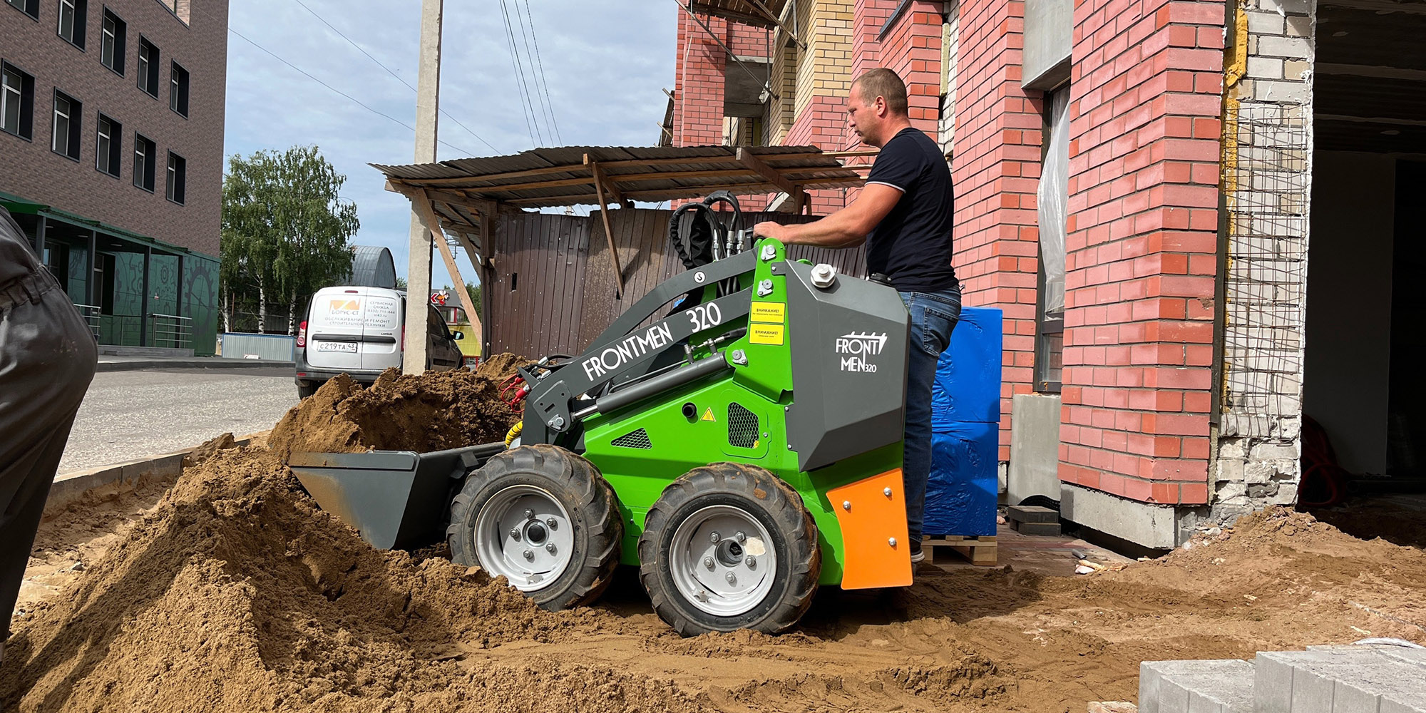 Frontmen 320 - минипогрузчик. Обзор при работе в реальных условиях. смотреть онлайн