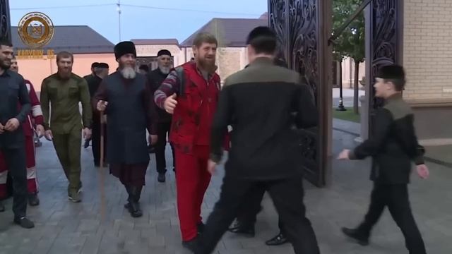 Рамзан Кадыров С большим удовольствием поздравляю с днем рождения дорогого ПЛЕМЯННИКА Умара Даудова смотреть онлайн