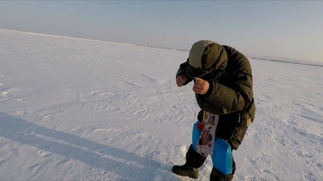 РЫБАЛКА В МИНУС 34. БУР НЕ БУРИТ ЛЕД, НО РЫБА КЛЮЕТ. РЫБАЛКА В КАЗАХСТАНЕ. смотреть онлайн
