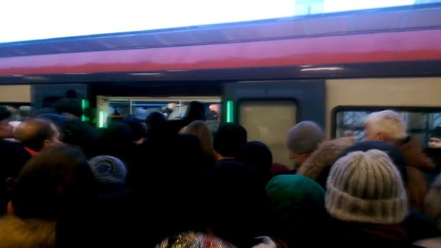 Давка в метро Выхино в час пик утром. Жесть! Нереальная давка в метро" смотреть онлайн