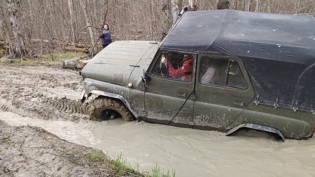 ЗАРУБИЛИСЬ УАЗ ХАНТЕР на 38-х и НИВА на 30-х с другими джиперами. ОФФРОАД 2022 г. смотреть онлайн