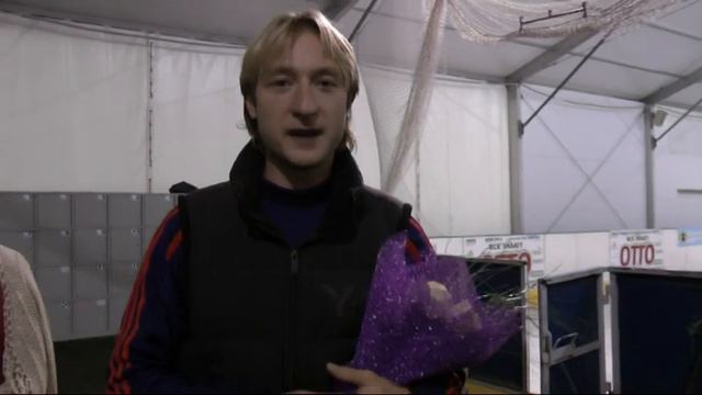 Кевина Рейнольдса поздравляет Евгений Плющенко! 2012г смотреть онлайн