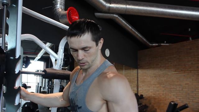 Классические приседания тебе не подходят? Бомби квадры в Смите! смотреть онлайн