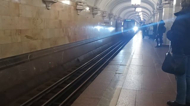 Электропоезд Москва-2020 прибывает на станцию Комсомольская. смотреть онлайн