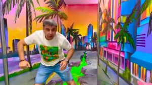 Настя и папа делают играют в Детском научном музее Пуэрто-Рико.