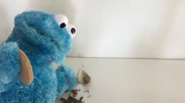 Cookie Monster and Kinder Surprise Eggs Krümelmonster