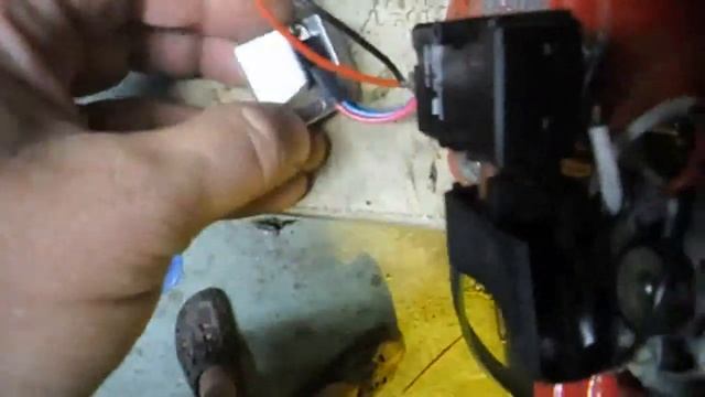 Black & Decker 14 volt drill motor hooked to 18 volt battery. смотреть онлайн