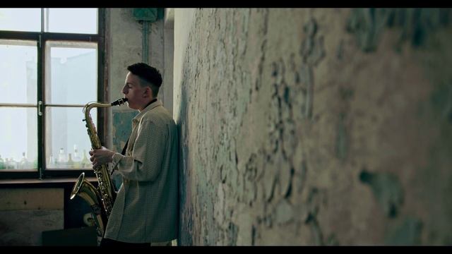 Саксофон в подъезде и дождь на улице. смотреть онлайн