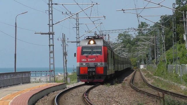 2ЭС4К-064 с пассажирским поездом Пермь - Адлер смотреть онлайн