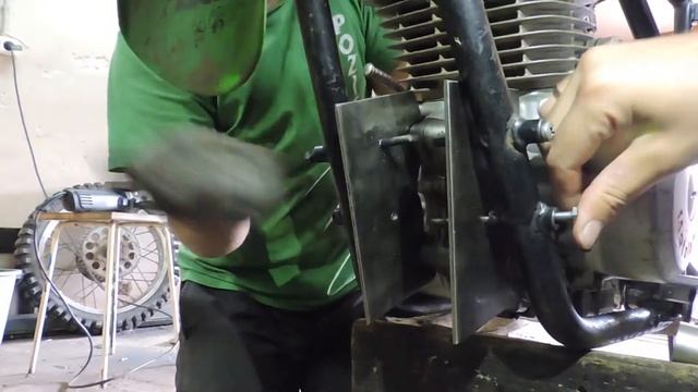 Ставим КИТАЙСКИЙ двигатель на раму ЧЕЗЕТА 125, делаем крепления смотреть онлайн