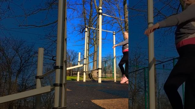 Шпагат,польотні шпагати у виявленому висячому положенні на турніках,як я працюю над розтяжкою? смотреть онлайн