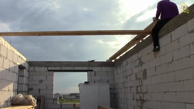 Начало строительства крыши. Мауэрлат. Армопояс. Балки перекрытия. Дом своими руками. смотреть онлайн