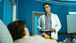 Интерны: Романенко осматривает няню