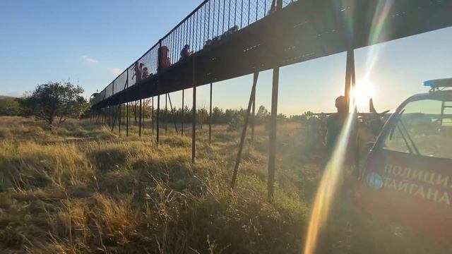 НЕОЖИДАННО! Молодые львы пошли за Человеком-львов ЗА МЯСОМ! смотреть онлайн