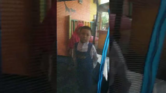 Serunya bermain trampolin смотреть онлайн