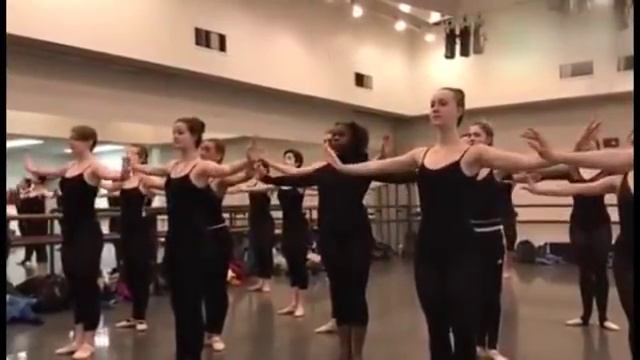 Американцы изучают уйгурский танец! Смотреть всем! смотреть онлайн