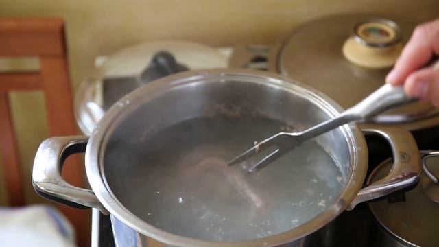 Cooking meat for salad (whole piece) Варим мясо на салат(куском) смотреть онлайн